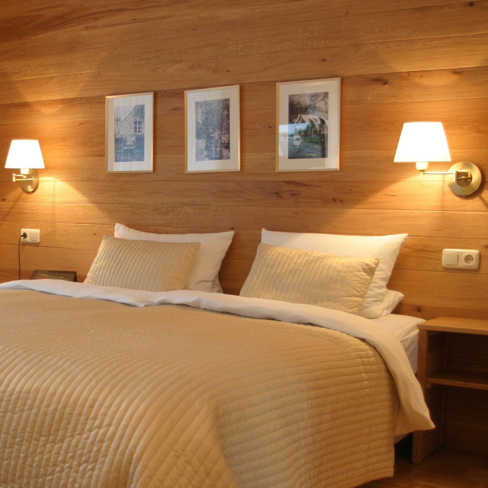 Doppelbett im Landhaus Zimmer im Hotel Waldgasthof Schöning I Friesoythe