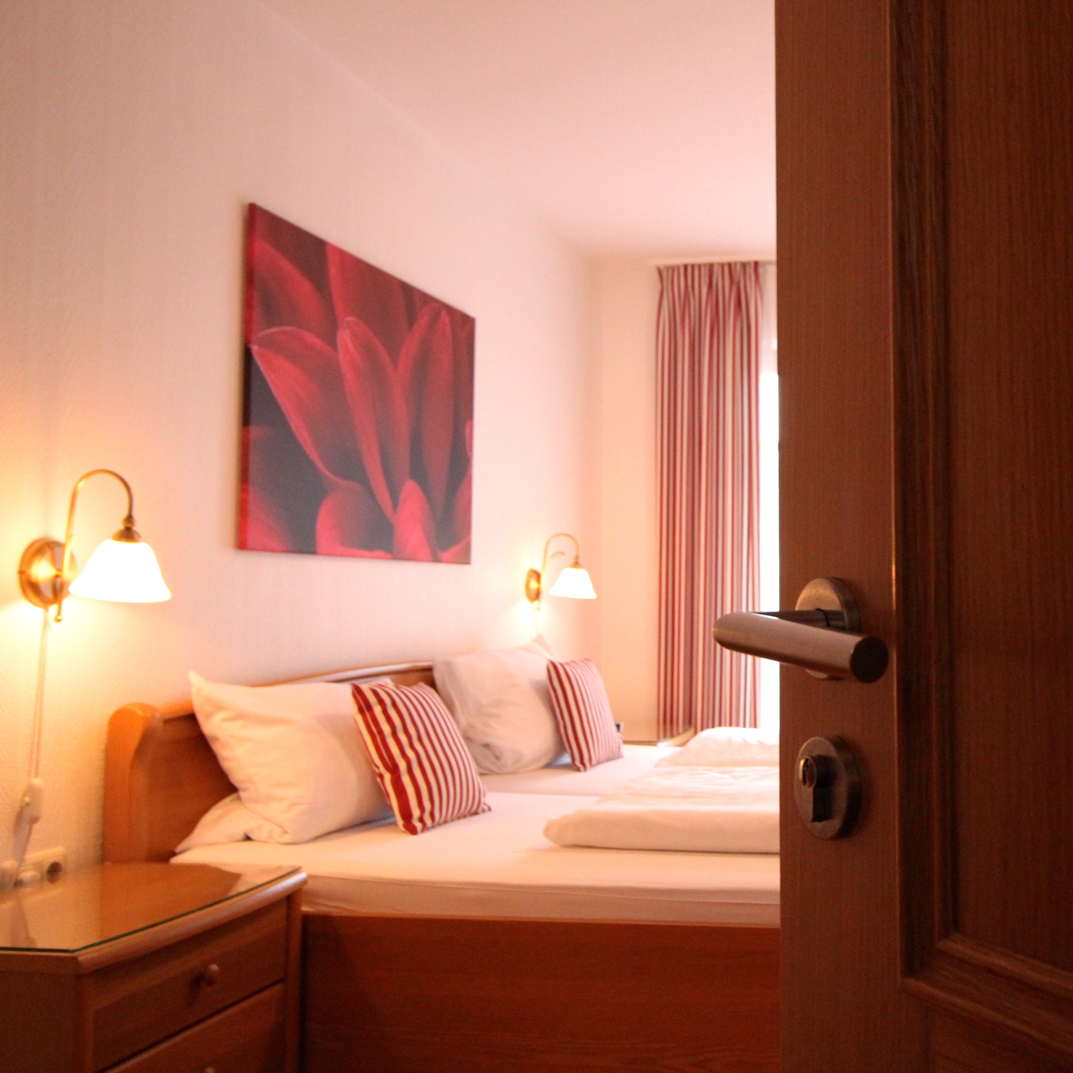 Ein Blick in ein gemütliches Zimmer im Hotel Waldgasthof Schöning Friesoythe